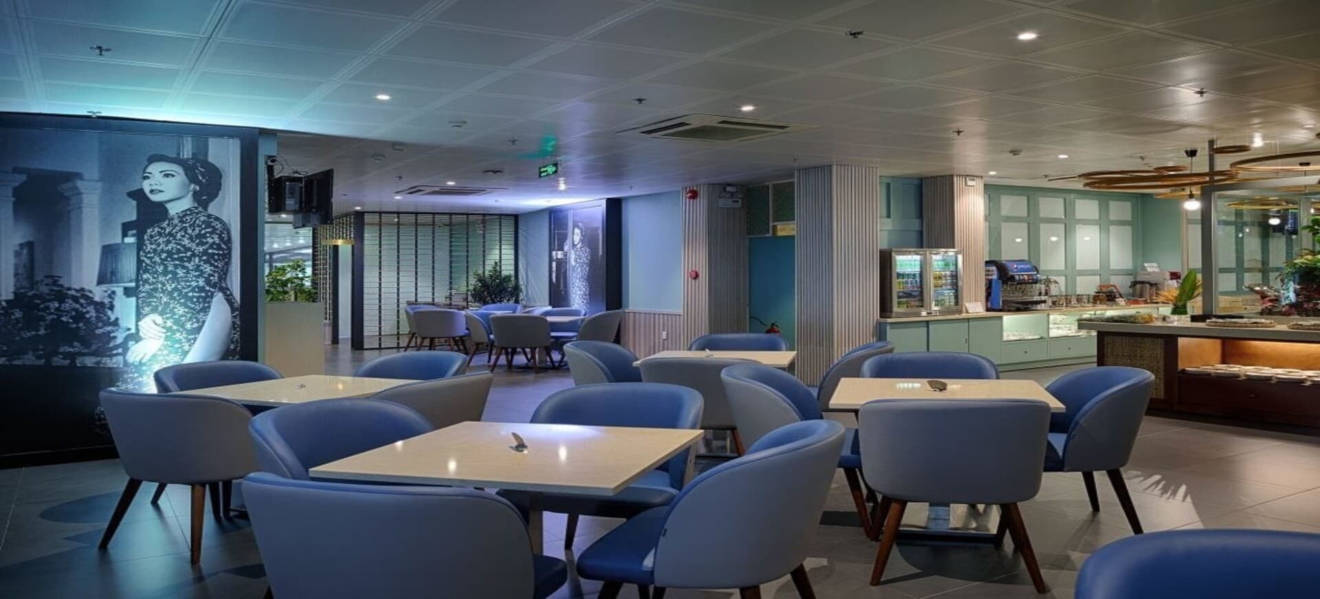 Airport Lounge: Relax Before Your Flight
